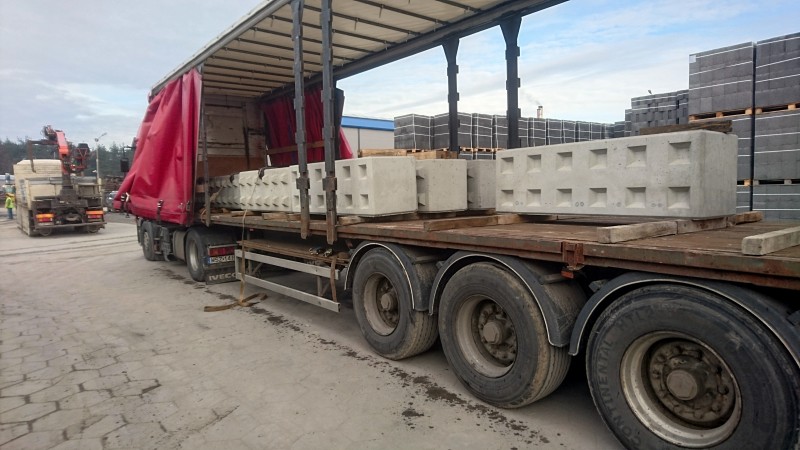 Transport bloków betonowych samochodem ciężarowym